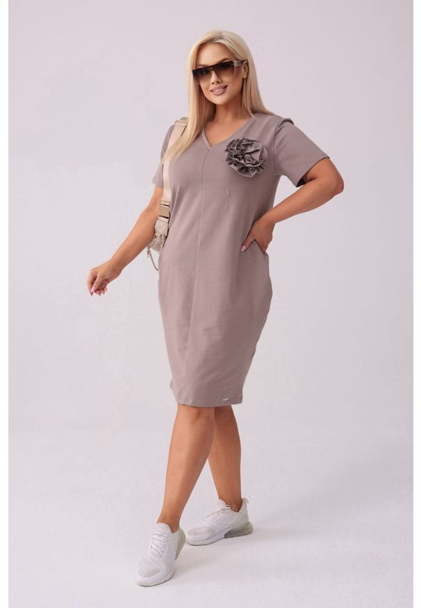 Moda Size Plus Iwanek - Sukienka Eloise w kolorze ciemnego beżu - Casualowa Elegancja PLUS SIZE XXL LATO. Okazja: na co dzień. Kolekcja: plus size. Kolor: beżowy. Materiał: dresówka, bawełna, elastan, tkanina, dzianina. Wzór: kwiaty. Sezon: lato. Typ sukienki: dla puszystych. Styl: casual