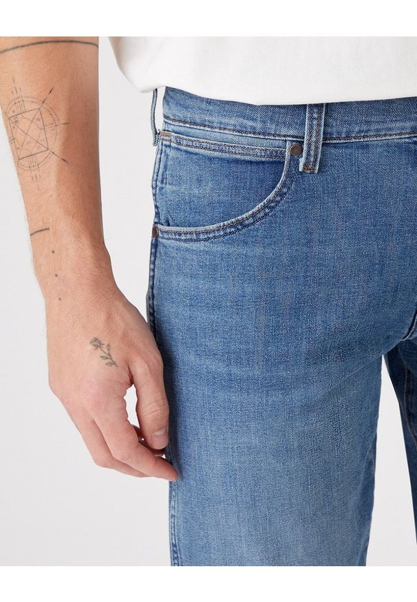 Wrangler - WRANGLER LARSTON MĘSKIE SPODNIE JEANSOWE DUSKY CLOUD W18SYJ38R 112145874