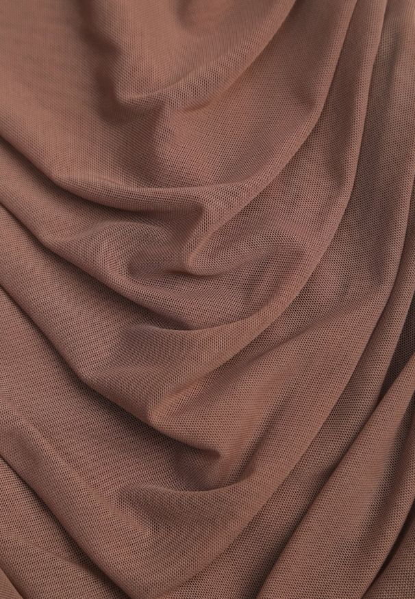 Born2be - Brązowa Siateczkowa Sukienka Koktajlowa z Marszczenia i Przezroczystymi Wstawkami Zelllisa. Kolor: brązowy. Materiał: wiskoza, materiał, lakier. Długość rękawa: na ramiączkach. Styl: wizytowy