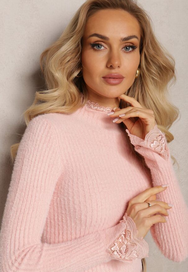 Renee - Jasnoróżowy Wełniany Golf z Elastycznej Dzianiny Starbana. Typ kołnierza: golf. Kolor: różowy. Materiał: dzianina, wełna. Wzór: koronka
