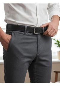 Sinsay - Pasek z imitacji skóry z metalową klamrą - czarny. Kolor: czarny. Materiał: skóra #1