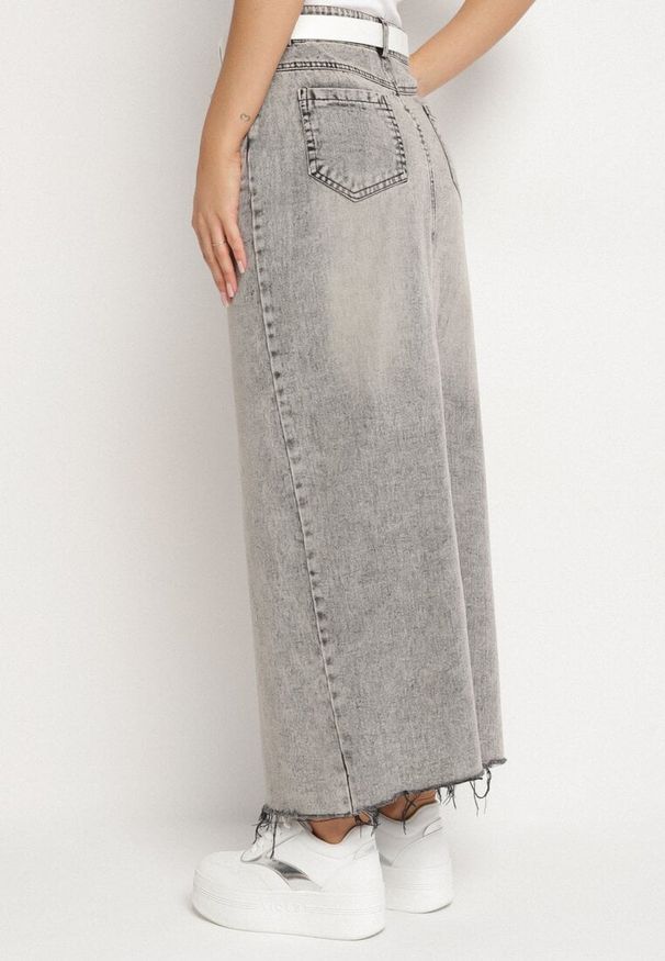 Born2be - Ciemnoszara Ołówkowa Spódnica Jeansowa z Rozcięciem z Przodu Limirea. Okazja: na co dzień. Kolor: szary. Materiał: jeans. Styl: casual