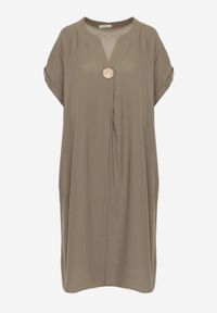 Renee - Ciemnobeżowa Sukienka o Pudełkowym Kroju z Lnem i Wiskozą Zdobiona Guzikiem Mezynore. Kolekcja: plus size. Kolor: beżowy. Materiał: wiskoza, len. Wzór: aplikacja. Typ sukienki: dla puszystych. Styl: boho, wakacyjny #8