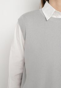 Born2be - Szara Kamizelka z Prążkowanej Dzianiny z Klasyczną Koszulą Verisande. Okazja: na co dzień. Kolor: szary. Materiał: prążkowany, dzianina. Styl: klasyczny #7