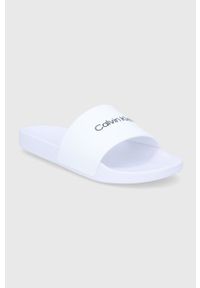 Calvin Klein klapki damskie kolor biały. Kolor: biały. Materiał: materiał, guma. Obcas: na obcasie. Wysokość obcasa: niski #2
