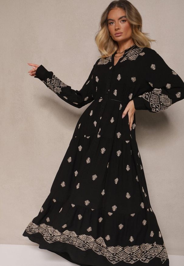 Renee - Czarna Rozkloszowana Sukienka Ozdobiona Haftem i Wzorem Boho Ronavere. Okazja: na co dzień, na spacer. Typ kołnierza: dekolt w serek. Kolor: czarny. Długość rękawa: długi rękaw. Wzór: aplikacja, haft. Sezon: lato, wiosna. Typ sukienki: proste. Styl: boho