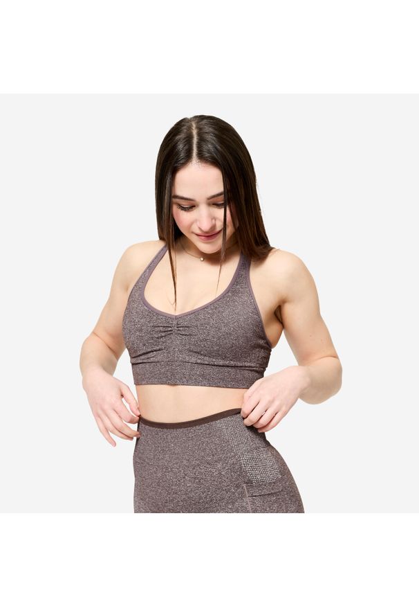 Stanik sportowy Decathlon. Kolor: fioletowy, wielokolorowy, brązowy, biały. Materiał: skóra. Sport: fitness, joga i pilates