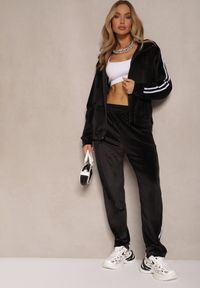 Renee - Czarny Komplet Dresowy Spodnie i Bluza Rozpinana Ozdobiona Paskami Mirwia. Kolor: czarny. Materiał: dresówka. Wzór: aplikacja