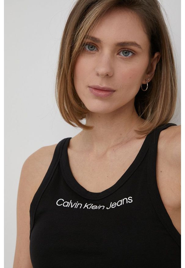 Calvin Klein Jeans top bawełniany kolor czarny. Okazja: na co dzień. Kolor: czarny. Materiał: bawełna. Długość rękawa: na ramiączkach. Wzór: nadruk. Styl: casual