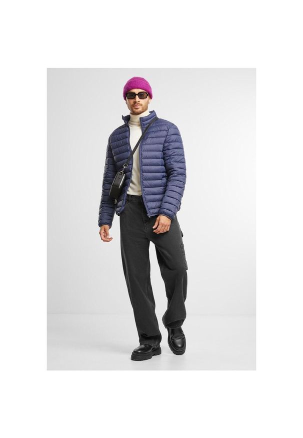Lekka kurtka puchowa Urban Classics. Kolor: niebieski. Materiał: puch. Sezon: zima