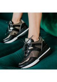 Sneakersy półbuty damskie Vinceza 10743 Bk/gl. Kolor: czarny. Materiał: tkanina, skóra. Obcas: na koturnie. Wysokość obcasa: średni
