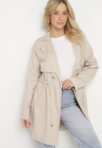 Born2be - Beżowa Kurtka Parka z Klasycznym Kołnierzem Ściągana w Pasie Troczkiem Revapia. Okazja: na spacer, do pracy, na randkę. Kolor: beżowy. Styl: klasyczny #1