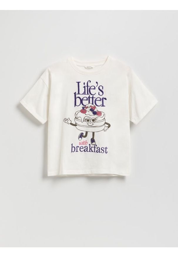 Reserved - T-shirt z haftem - złamana biel. Materiał: bawełna. Wzór: haft