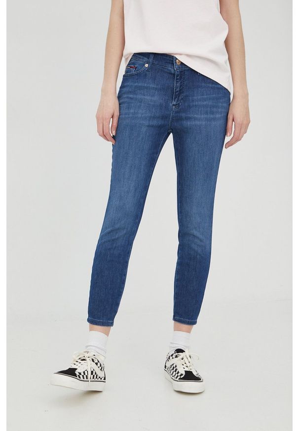 Tommy Jeans jeansy BF3331 damskie medium waist. Kolor: niebieski
