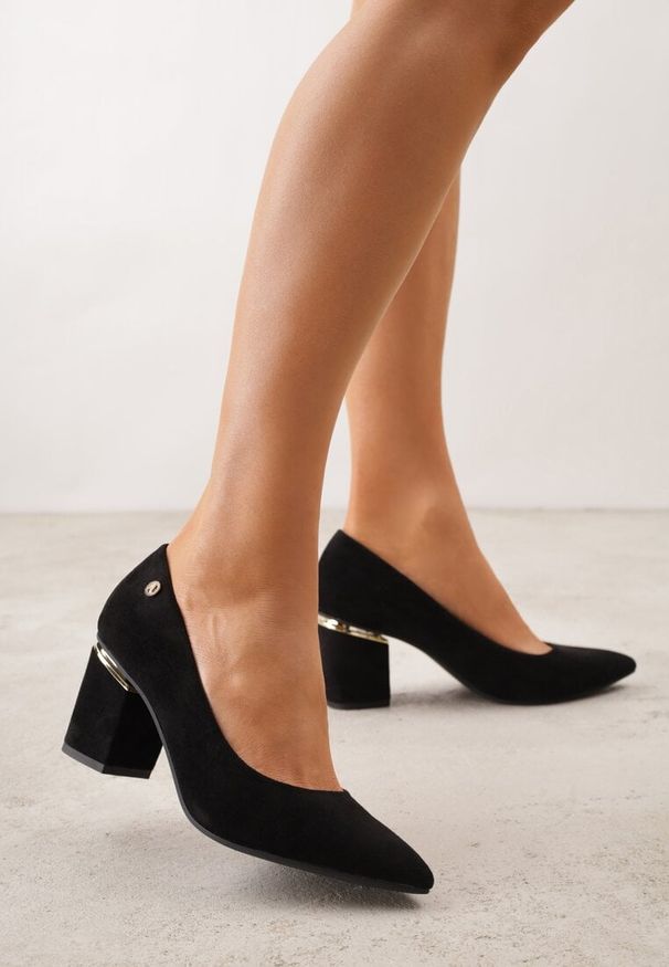 Renee - Czarne Czółenka na Słupku z Wkładką ze Skóry Naturalnej i Metaliczną Ozdobą Dynaste. Kolor: czarny. Materiał: skóra. Wzór: aplikacja. Obcas: na słupku. Styl: elegancki