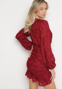 Born2be - Bordowa Kopertowa Sukienka Koronkowa z Bufiastymi Rękawami Falbankami i Marszczeniem Demeriana. Typ kołnierza: kołnierz z falbankami. Kolor: czerwony. Materiał: koronka. Długość rękawa: krótki rękaw. Typ sukienki: kopertowe #2