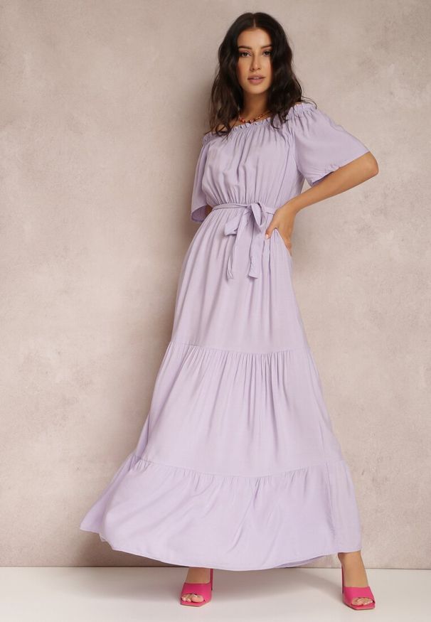 Renee - Liliowa Sukienka Amiphiphae. Kolor: fioletowy. Materiał: materiał. Długość rękawa: krótki rękaw. Wzór: aplikacja. Długość: maxi