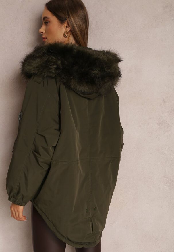 Renee - Ciemnozielona Kurtka Parka Oversize z Futerkiem Horelle. Kolor: zielony. Materiał: futro. Długość rękawa: długi rękaw. Długość: długie. Wzór: aplikacja, gładki, jednolity. Sezon: zima, jesień. Styl: klasyczny