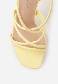 Renee - Żółte Sandały na Klepsydrowej Szpilce z Geometrycznymi Paskami Molthise. Zapięcie: pasek. Kolor: żółty. Wzór: geometria. Obcas: na szpilce. Styl: wizytowy, glamour #5