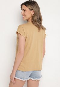 Born2be - Beżowy T-shirt z Bawełny Ozdobiony Kieszonką Ziarene. Okazja: na co dzień. Kolor: beżowy. Materiał: bawełna. Wzór: aplikacja. Styl: sportowy, casual #6