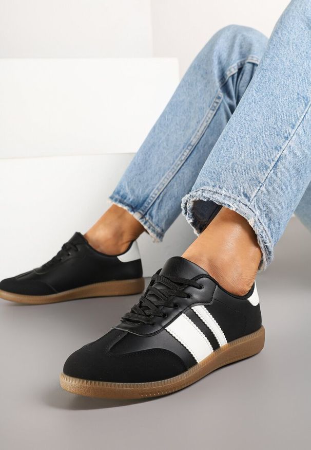 Born2be - Czarne Sneakersy Tenisówki z Ozdobnymi Paskami Danavin. Okazja: na co dzień. Zapięcie: pasek. Kolor: czarny. Materiał: jeans. Wzór: paski. Obcas: na obcasie. Wysokość obcasa: niski