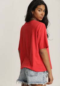 Renee - Czerwony T-shirt Clathera. Kolor: czerwony. Materiał: jeans, bawełna. Długość rękawa: krótki rękaw. Długość: krótkie. Wzór: jednolity, gładki #2