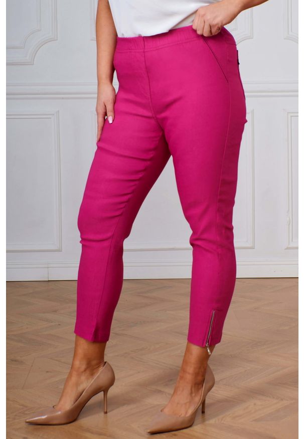 Nasi partnerzy - Amarantowe spodnie chinosy Nina z zamkami 7/8 PLUS SIZE XXL WIOSNA. Okazja: do pracy, na co dzień, na spacer. Kolekcja: plus size. Kolor: różowy. Materiał: materiał, wiskoza, włókno, elastan, tkanina, poliester. Długość: krótkie. Sezon: wiosna. Styl: casual
