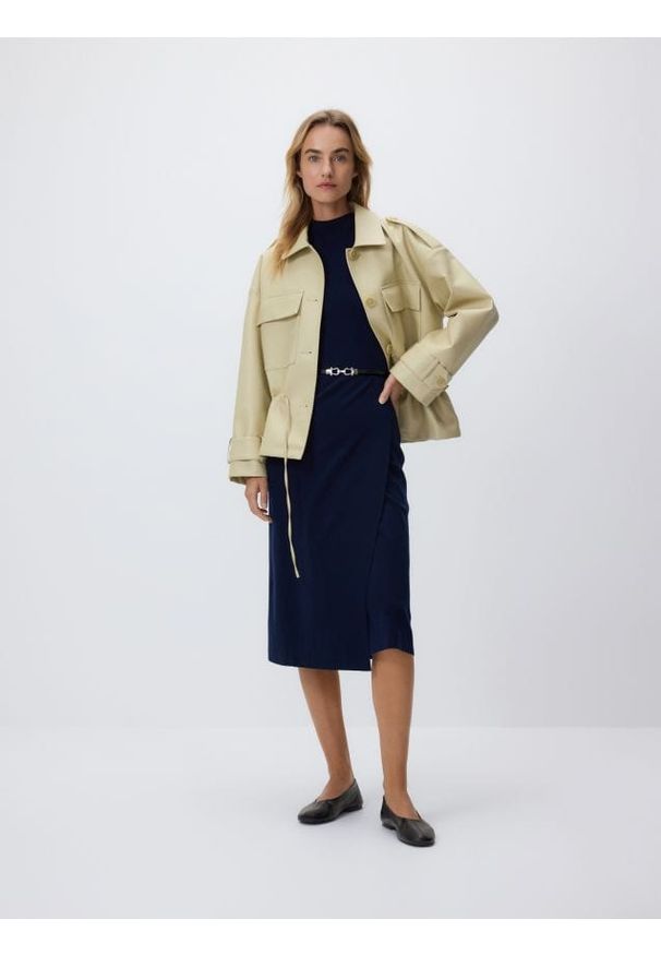 Reserved - Sukienka z paskiem - granatowy. Kolor: niebieski. Materiał: dzianina. Wzór: gładki. Typ sukienki: proste