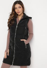 Born2be - Czarna Kamizelka o Długim Fasonie z Pikowaniem i Kapturem Kerenisa. Kolor: czarny. Długość: długie #4