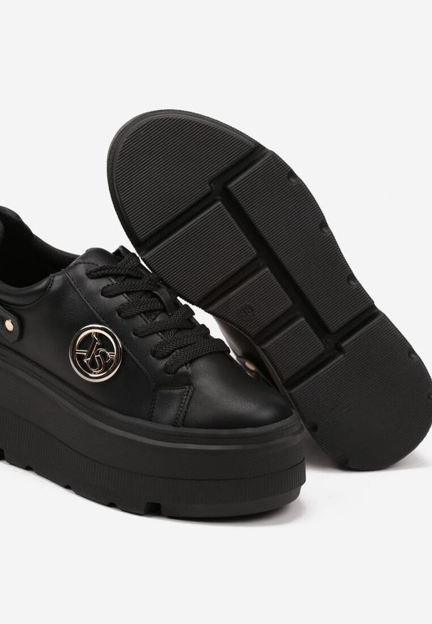 Born2be - Czarne Sneakersy Vices na Grubej Podeszwie z Metaliczną Ozdobą Tatorelis. Okazja: na co dzień. Kolor: czarny. Materiał: jeans. Wzór: aplikacja