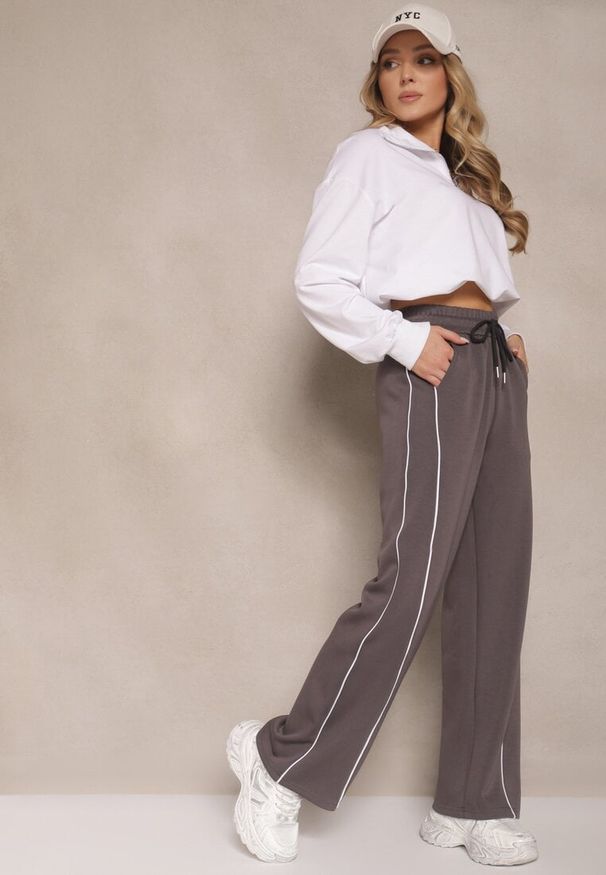 Renee - Ciemnoszare Spodnie Dresowe z Bawełną o Szerokim Kroju High Waist z Paskami Salliara. Okazja: na co dzień. Stan: podwyższony. Kolor: szary. Materiał: dresówka, bawełna. Styl: elegancki, casual