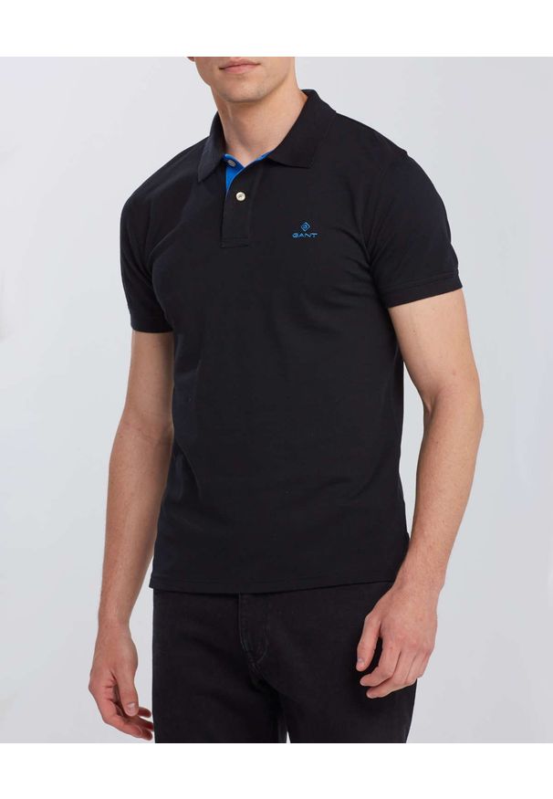 GANT - Czarny t-shirt polo z kontrastowym logo. Typ kołnierza: polo. Kolor: czarny. Materiał: jeans, bawełna, materiał. Wzór: haft