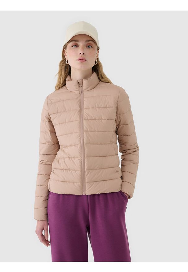 4f - 4F Kurtka puchowa z wypełnieniem syntetycznym damska - beżowa XXL. Okazja: na co dzień. Typ kołnierza: kołnierzyk stójkowy. Kolor: beżowy. Materiał: puch, syntetyk. Długość: długie. Styl: casual, klasyczny, sportowy