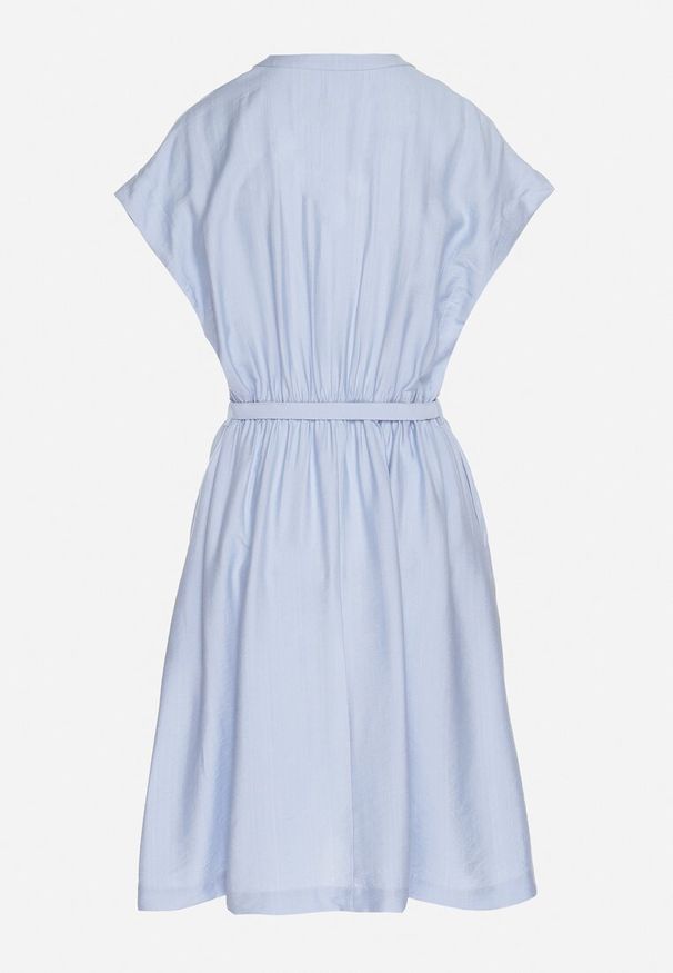 Born2be - Niebieska Sukienka z Wiskozy o Rozkloszowanym Kroju z Paskiem Sepina. Okazja: na co dzień. Typ kołnierza: dekolt w serek. Kolor: niebieski. Materiał: wiskoza. Długość rękawa: krótki rękaw. Wzór: aplikacja. Sezon: lato. Styl: klasyczny, casual, elegancki