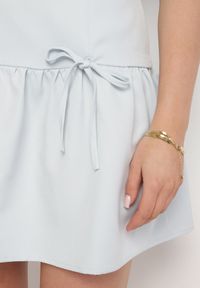 Born2be - Niebieska Rozkloszowana Sukienka Vices Bez Rękawów z Obniżonym Stanem i Kokardkami Folinesa. Okazja: na co dzień. Typ kołnierza: kokarda. Kolor: niebieski. Długość rękawa: bez rękawów. Styl: klasyczny, casual, elegancki #7