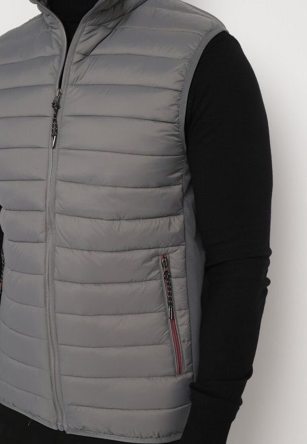 Born2be - Szara Pikowana Kamizelka z Kieszeniami na Suwak Hanilea. Okazja: na co dzień. Kolor: szary. Materiał: jeans. Styl: elegancki, klasyczny, casual