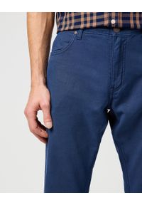 Wrangler - WRANGLER MĘSKIE SPODNIE MATERIAŁOWE WRANGLER GREENSBORO NAVY 112362441. Materiał: materiał