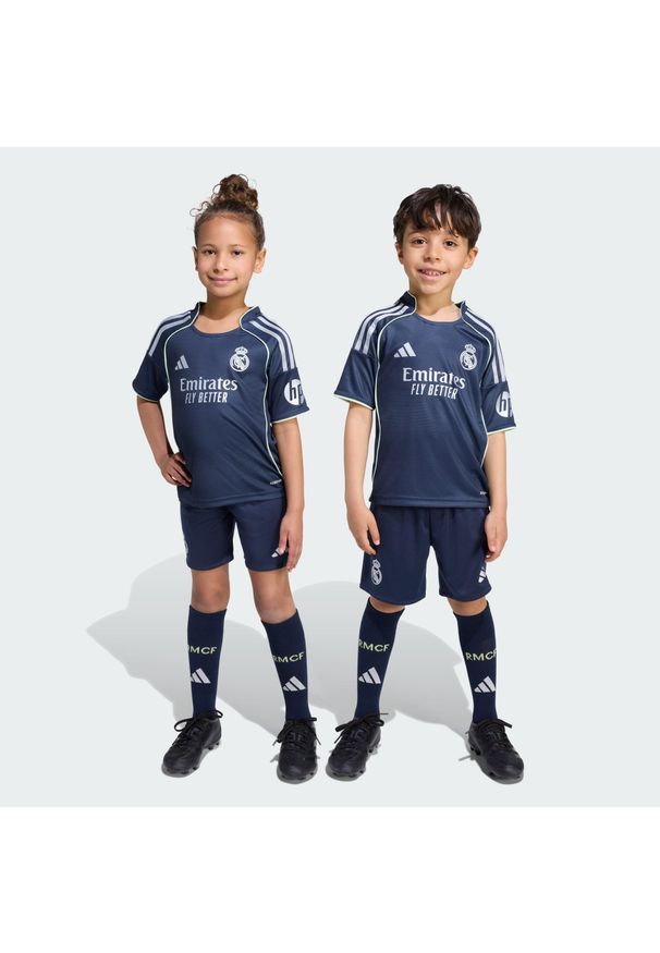 Adidas - Dziecięcy mini zestaw wyjazdowy Real Madryt 25/26. Kolor: niebieski. Sport: piłka nożna