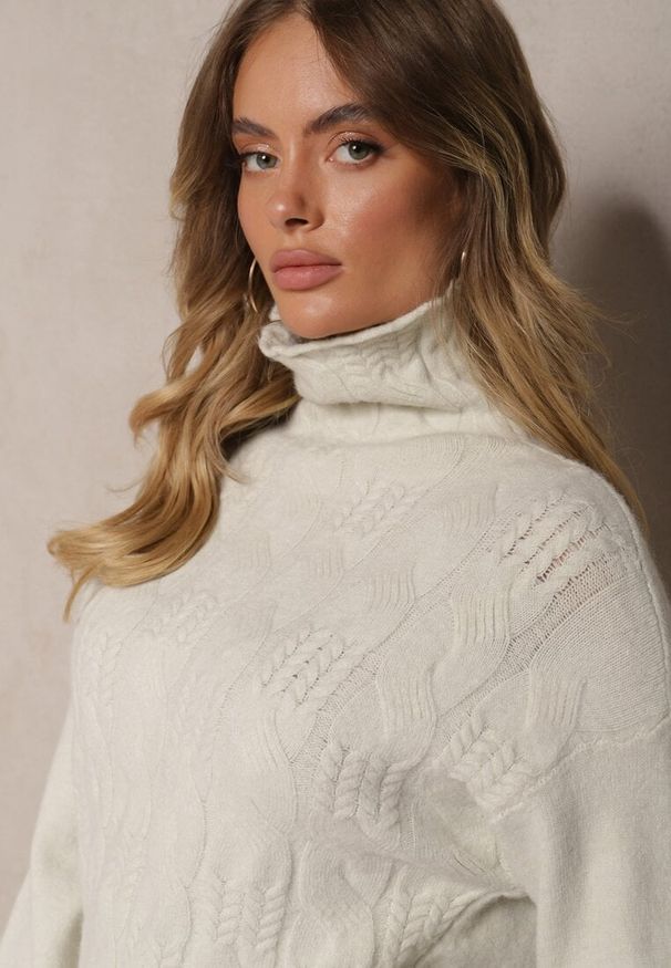 Renee - Beżowy Casualowy Golf z Tłoczonym Wzorem Daivyn. Okazja: na co dzień. Typ kołnierza: golf. Kolor: beżowy. Materiał: jeans. Wzór: aplikacja. Styl: casual