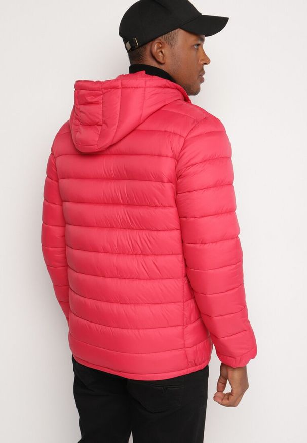 Born2be - Czerwona Kurtka Pikowana z Odpinanym Kapturem Atteisa. Okazja: na co dzień. Kolor: czerwony. Materiał: jeans. Sezon: zima, jesień. Styl: casual, elegancki