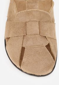 Born2be - Ciemnobeżowe Klapki Mule z Ozdobnymi Wycięciami i Regulowanym Paskiem z Klamerką Aene. Okazja: na co dzień. Kolor: beżowy. Materiał: jeans, zamsz, len. Wzór: haft. Sezon: lato. Styl: boho, wakacyjny, casual #7