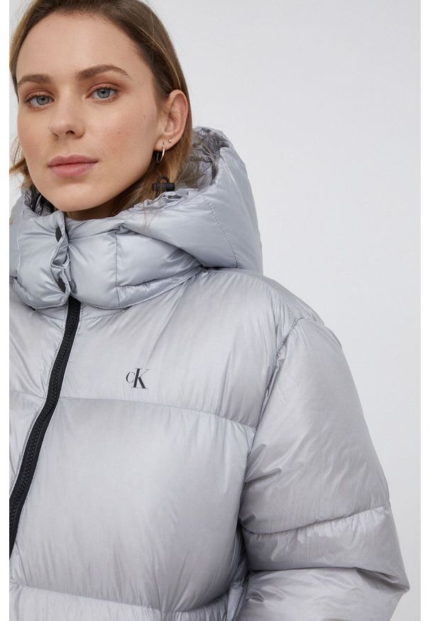 Calvin Klein Jeans Kurtka puchowa damska kolor szary zimowa oversize. Kolor: szary. Materiał: puch. Wzór: gładki. Sezon: zima