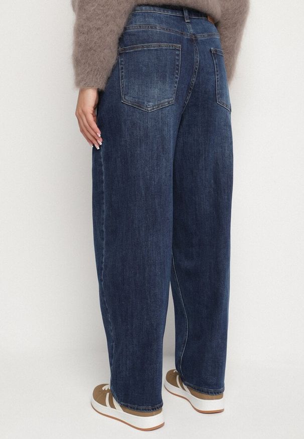 Born2be - Niebieskie Jeansy o Kroju Barrel z Wysokim Stanem Salisana. Okazja: na co dzień. Stan: podwyższony. Kolor: niebieski. Styl: casual, elegancki