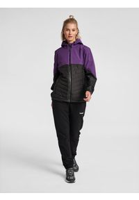 Kurtka damska Hummel North Hybrid. Kolor: czarny, niebieski, fioletowy, wielokolorowy. Materiał: tkanina. Sezon: zima, jesień. Sport: piłka ręczna, outdoor