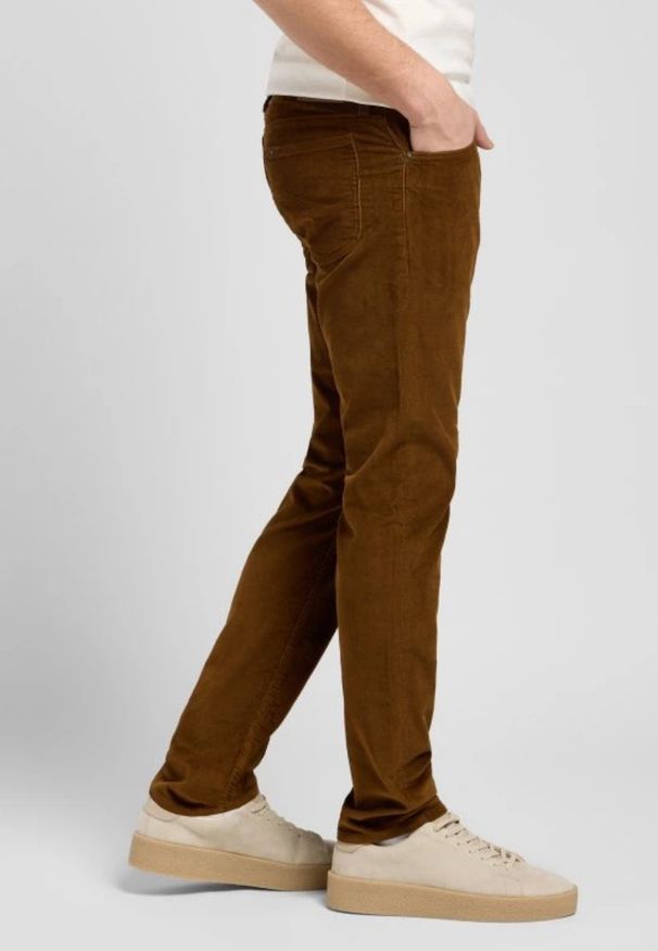 Lee - MESKIE SPODNIE SZTRUKSOWE LEE RIDER QUAIL BROWN 112370640. Materiał: sztruks