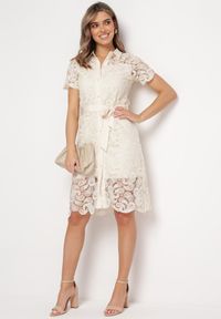 Born2be - Jasnobeżowa Koszulowa Sukienka Koronkowa z Wiązanym Paskiem Sachaela. Kolor: beżowy. Materiał: koronka. Typ sukienki: koszulowe. Długość: midi #4