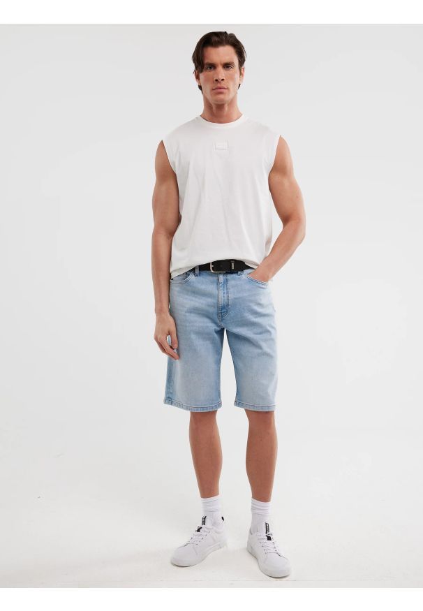 Big-Star - Koszulka męska bez rękawów biała Irrer 100. Okazja: na spacer, na plażę. Kolor: biały. Materiał: jeans, guma, bawełna. Długość rękawa: bez rękawów. Wzór: aplikacja. Sezon: lato. Styl: wakacyjny, klasyczny