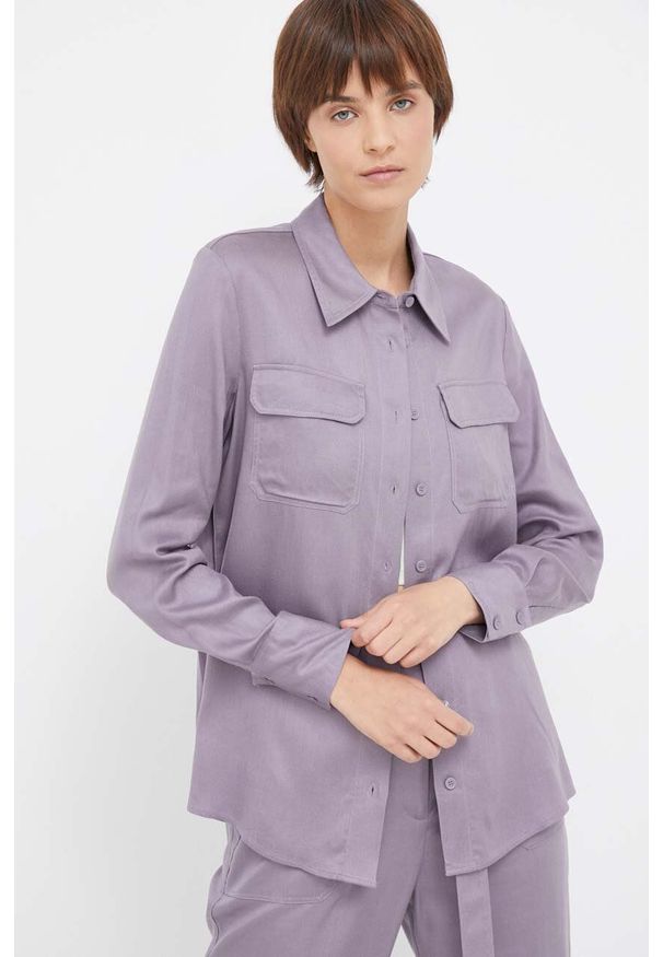 Calvin Klein koszula damska kolor fioletowy regular z kołnierzykiem klasycznym. Typ kołnierza: kołnierzyk klasyczny. Kolor: fioletowy. Materiał: tkanina, włókno, materiał. Długość: długie. Styl: klasyczny