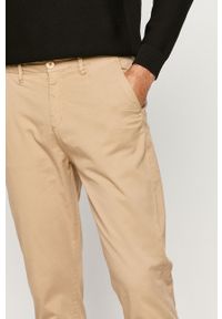 Guess - Spodnie. Kolor: beżowy. Materiał: tkanina, bawełna, materiał, elastan. Wzór: gładki #4