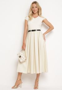 Born2be - Beżowa Rozkloszowana Sukienka z Paskiem z Imitacji Skóry Drinna. Typ kołnierza: dekolt w kształcie V. Kolor: beżowy. Materiał: skóra. Długość rękawa: krótki rękaw. Wzór: aplikacja. Styl: elegancki #5